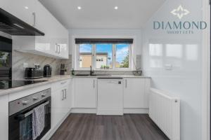 Dapur atau dapur kecil di Brand New 4 Bedroom House - Sleeps 4 Fully Equipped, Free Parking, WiFi, Perfect for CONTRACTORS by Diamond Short Lets +8 gambar