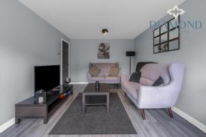Televisyen dan/atau pusat hiburan di Brand New 4 Bedroom House - Sleeps 4 Fully Equipped, Free Parking, WiFi, Perfect for CONTRACTORS by Diamond Short Lets
