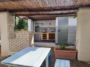un patio avec une table et une cuisine dans l'établissement Villa Giulia B&B, à Castellana Grotte