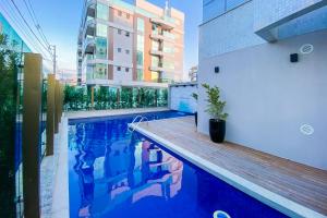 a swimming pool in the middle of a building at Apartamento super completo a 250mts do mar in Governador Celso Ramos