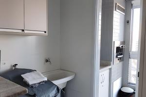 a white bathroom with a sink and a bath tub at P85A - Vista Mar,100M Praia,2 vagas de garagem ,WI-FI,Varanda Gourmet in Praia Grande +38 photos