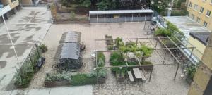Una vista aérea de un jardín con plantas. en Spacious Apartment in Kallio, en Helsinki