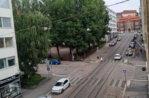 una vista aérea de una calle de la ciudad con coches aparcados en Spacious Apartment in Kallio, en Helsinki