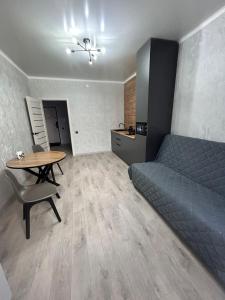 Posezení v ubytování Люкс квартира гостиничного типа центр города Жана Кала + 7 fotografií