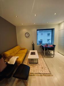 Μια τηλεόραση ή/και κέντρο ψυχαγωγίας στο Moderne leilighet nær sentrum +2 φωτογραφίες