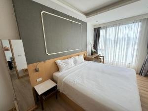 Postel nebo postele na pokoji v ubytování Sea view apartment at Aristo2 by Lofty + 13 fotografií