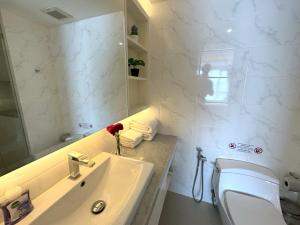 Vannituba majutusasutuses Sea view apartment at Aristo2 by Lofty
