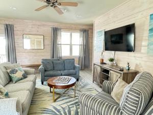 Μια τηλεόραση ή/και κέντρο ψυχαγωγίας στο Oh So Beachy, 3BR, Sleeps 10, Pool & Beach Access