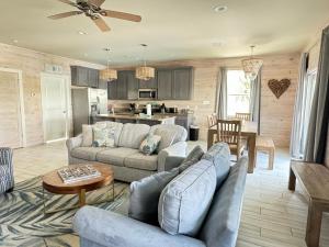 Η κουζίνα ή μικρή κουζίνα στο Oh So Beachy, 3BR, Sleeps 10, Pool & Beach Access