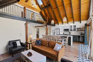 Η κουζίνα ή μικρή κουζίνα στο Cozy Modern Chalet in Strawberry