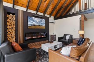 Μια τηλεόραση ή/και κέντρο ψυχαγωγίας στο Cozy Modern Chalet in Strawberry