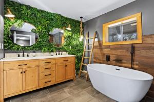 Ένα μπάνιο στο Cozy Modern Chalet in Strawberry +37 φωτογραφίες