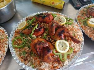 ein Teller mit Hühnchen, Reis und Zitronenscheiben in der Unterkunft soon inn in Petra + 13 Fotos