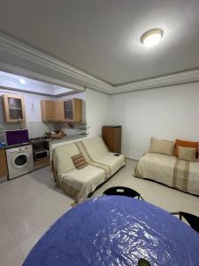 een kleine kamer met 2 bedden en een keuken bij S1 vue de mer in Chott Meriem +2 foto's