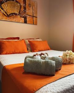 ein Bett mit einem ausgestopften Tier darüber in der Unterkunft Villa Daita 1 in Granadilla de Abona