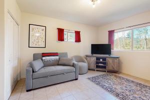 陶斯滑雪谷Wheeler Peak #201的带沙发和电视的客厅