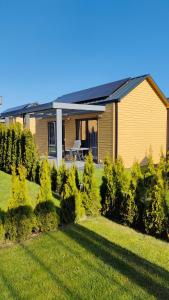 una casa con un prato davanti di Yellow House Dziwnów a Dziwnów
