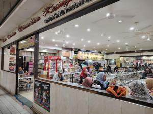 Pasar raya atau kedai lain di apartmen atau berdekatan