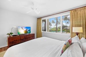 un dormitorio con una cama y una ventana en 3-Bed Villa 208 at Turtle Bay, en Kahuku