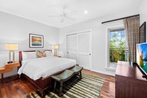 Un dormitorio con una cama y un escritorio y una ventana. en 3-Bed Villa 208 at Turtle Bay, en Kahuku 43 fotos más