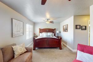 a bedroom with a bed and a couch at Great Escape in Washington +21 photos