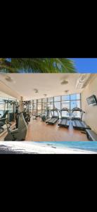 Un gimnasio con cintas de correr y elípticas en un edificio. en Recife Pina Boa Viagem Beach, en Recife