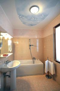 Koupelna v ubytování Ai Campi Di Marcello Hotel + 32 fotografií