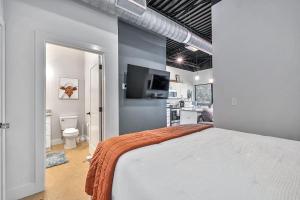 ナッシュビルにあるNew Studio- 2 beds 7 mins to DTの大きなベッドとバスルームのある寝室