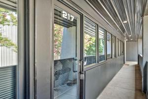 ナッシュビルにあるNew Studio- 2 beds 7 mins to DTの窓の空き廊下