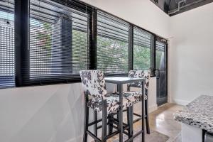 ナッシュビルにあるNew Studio- 2 beds 7 mins to DTの窓のある部屋に椅子2脚とテーブル1台
