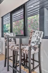 ナッシュビルにあるNew Studio- 2 beds 7 mins to DTの窓のある部屋に椅子2脚とテーブル1台 +15枚の写真