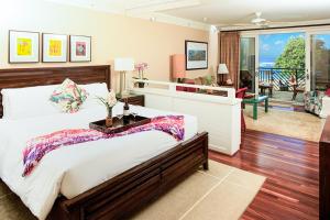 Un dormitorio con una cama grande y una sala de estar. en 4-Bed Combination Villa 202-203 at Turtle Bay, en Kahuku 46 fotos más