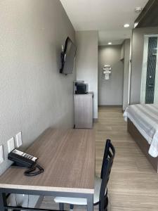 TV a/nebo společenská místnost v ubytování Express Inn - Richey