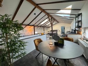 Posezení v ubytování GLEIS 13 - THE LOFT im ehemaligen Lokschuppen + 16 fotografií