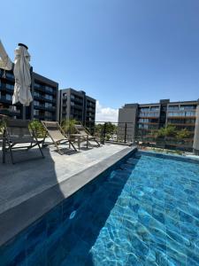 una piscina en la azotea de un edificio en Bella Mare Residence Luxury Apartment, en Famagusta