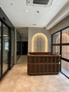 un vestíbulo de un edificio con una gran pared de ventanas en Bella Mare Residence Luxury Apartment, en Famagusta 104 fotos más