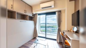 TakaraにあるHotel Airport View NAHA - Vacation STAY 02338vのキッチン(冷蔵庫付)、大きな窓が備わります。