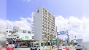 TakaraにあるHotel Airport View NAHA - Vacation STAY 02338vの車の通り沿いの大きな白い建物