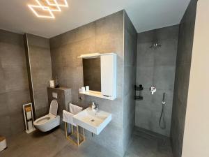 un bagno con lavandino e WC di Luxury Villa with private Pool a Ližnjan (Lisignano)