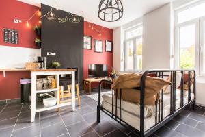 a bedroom with red walls and a bunk bed at La Maison Jaurès - La Trappiste in Liévin