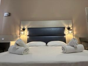 A bed or beds in a room at Hotel City 20