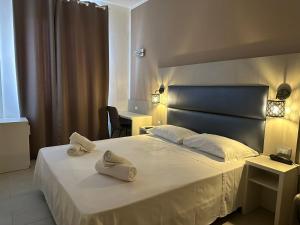 A bed or beds in a room at Hotel City 20