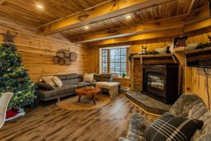 un salon avec un arbre de Noël et une cheminée dans l'établissement The Escapade - Private hot tub with pool table, à Sainte-Lucie-de-Doncaster