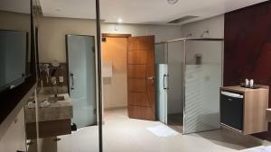 une salle de bain avec douche et lavabo dans l'établissement Motel Zurich 5, à São Paulo