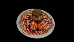 une assiette de nourriture avec des biscuits et de la sauce dessus dans l'établissement Motel Zurich 5, à São Paulo 3 autres photos