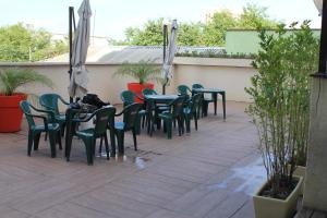 eine Reihe von Tischen und Stühlen auf einer Terrasse in der Unterkunft Resende Inn in Resende