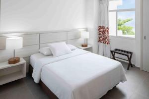 Postel nebo postele na pokoji v ubytování Decameron Cartagena - All Inclusive + 28 fotografií