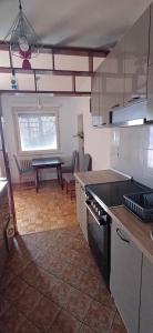 kuchnia ze stołem i kuchenką górny piekarnik w obiekcie Sobe AURORA Nehruova 82 w Belgradzie