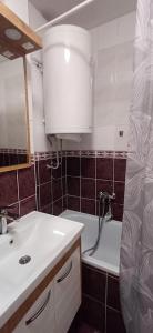 łazienka z umywalką, toaletą i wanną w obiekcie Sobe AURORA Nehruova 82 w Belgradzie