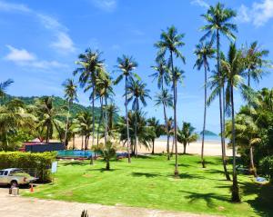 un parc avec des palmiers sur la plage dans l'établissement Blue Haven Bay Villa 21D and Resort Apartments, à Ko Chang